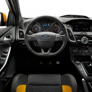 2015-Ford-Focus-ST-cockpit.jpg