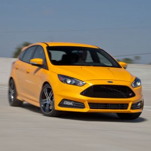 2015-Ford-Focus-ST-front-end-in-motion.jpg