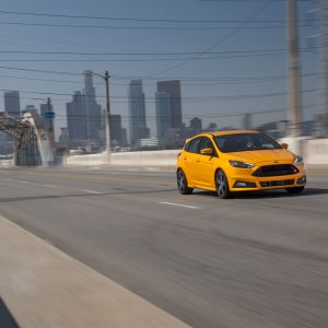 2015-Ford-Focus-ST-front-three-quarter-in-motion.jpg