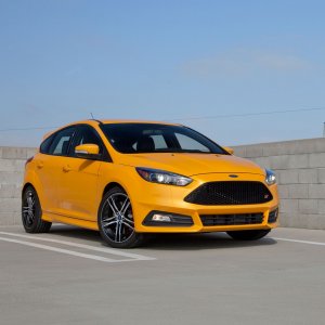 2015-Ford-Focus-ST-front-three-quarters-02.jpg