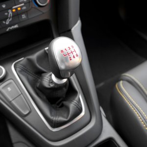 2015-Ford-Focus-ST-gear-knob.jpg