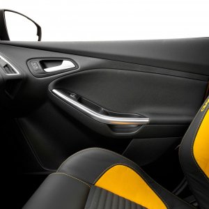 2015-Ford-Focus-ST-interior-door-panel.jpg