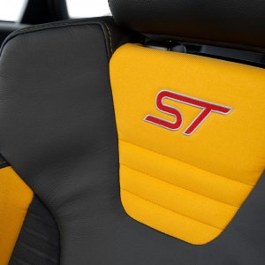 2015-Ford-Focus-ST-interior-seat-details-02.jpg