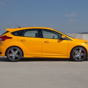 2015-Ford-Focus-ST-side-in-motion-02.jpg