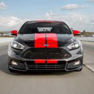 2015-Ford-Focus-ST-with-Mountune-Modifications-front-end-in-motion.jpg
