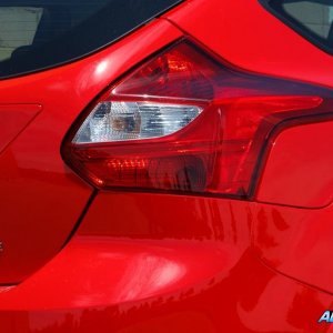 2012-ford-focus-se-badge-and-taillight-photo-459383-s-986x603.jpg