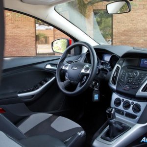 2012-ford-focus-se-interior-photo-459388-s-986x603.jpg