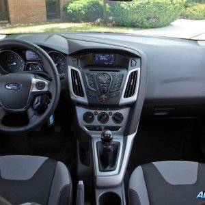 2012-ford-focus-se-interior-photo-459389-s-986x603.jpg