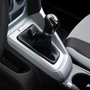 2012-ford-focus-se-shifter-photo-459392-s-986x603.jpg