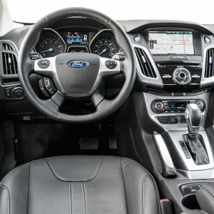 2014-Ford-Focus-Titanium-cockpit.jpg