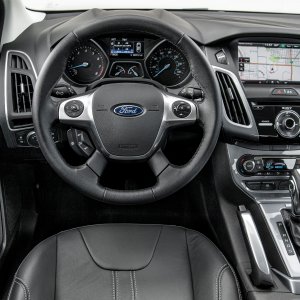 2014-Ford-Focus-Titanium-cockpit-02.jpg