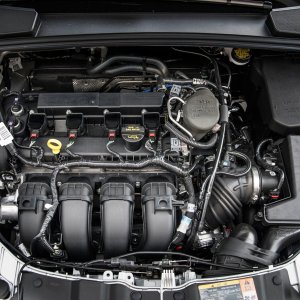 2014-Ford-Focus-Titanium-engine.jpg