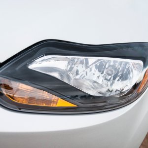 2014-Ford-Focus-Titanium-headlamp.jpg