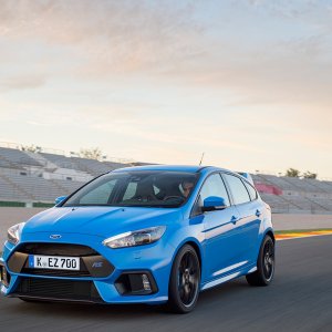 2016-Ford-Focus-RS-front-three-quarter-in-motion-20-21.jpg