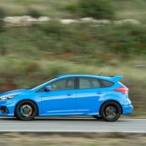 2016-Ford-Focus-RS-side-in-motion-031.jpg
